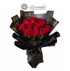 Κλασικό μπουκέτο με 12 κόκκινα τριαντάφυλλα για αποστολή λουλουδιών με έντονο συναίσθημα.